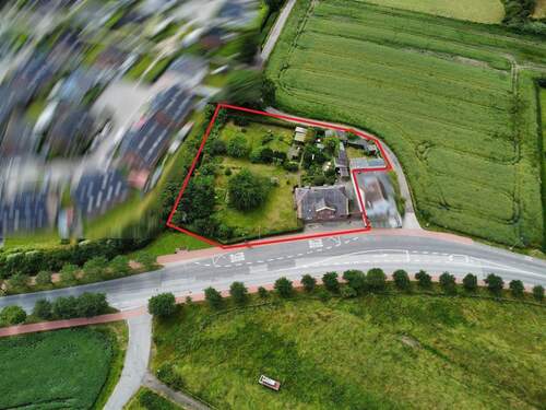 Luftbild markiert mit Unschärfen.jpg - 2.610 m² Baugrundstück mit flexibler Neubau-Option mit einem großen Baufeld laut rechtskräftigem Bebauungsplan