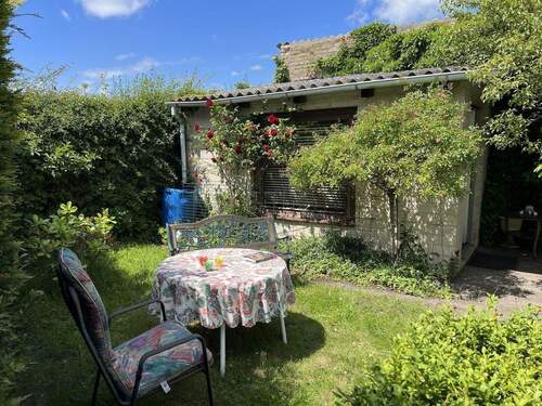 Gartenhaus mit kleiner Terrasse.JPG - 