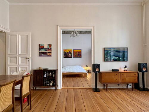 Wohnzimmer - Sanierte 3-Zimmer-Altbauwohnung mit Balkon im Bergmannkiez - unvermietet und provisionsfrei.