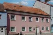 Straßenansicht - Großes Reihenmittelhaus in Landau an der Isar