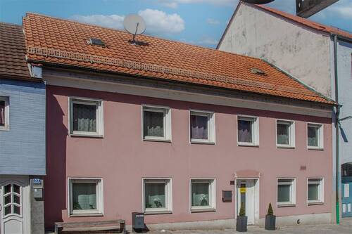 Straßenansicht - Großes Reihenmittelhaus in Landau an der Isar