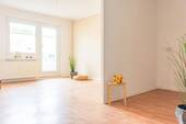 Wohnbereich Vergleichswohnung - 4-Raum-Wohnung mit Balkon und den Spielplatz im Wohnumfeld