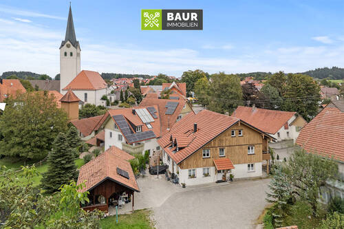 Luftaufnahme - Zweifamilienhaus auf einzigartigem Grundstück am Dorfweiher in Ratzenried! Kein Denkmalschutz!