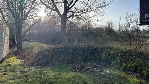 Aufgeschütteter Erdwall am Grundstücksrand linksseitig - 