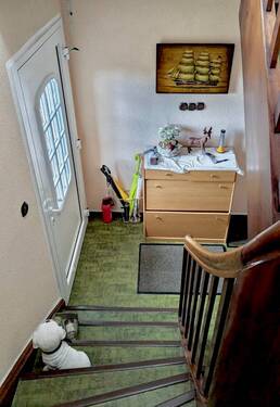 Treppenhaus und Eingangstür - 