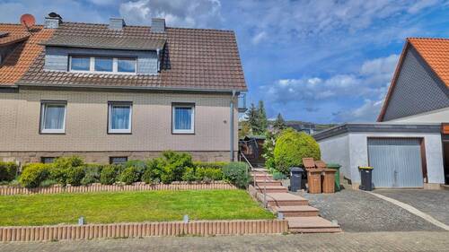 Vorderansicht mit Garage - 6 Zimmer Einfamilienhaus zum Kaufen in Schauenburg / Elgershausen