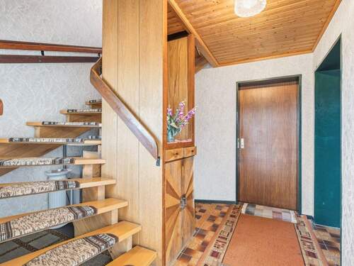 EIngang zur EInliegerwohnung + Treppe ins OG (Hauptwohnung) - 