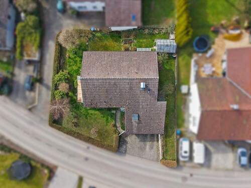Blick von oben auf das Haus mit umliegendem Grundstück - 7 Zimmer Einfamilienhaus zum Kaufen in Tettnang