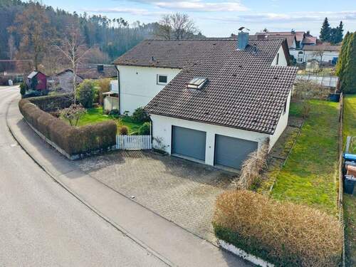 Garagen und seitlicher Gartenbereich - 7 Zimmer Einfamilienhaus in Tettnang