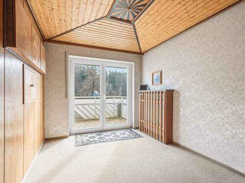 Esszimmer mit Zugang zum Balkon - 