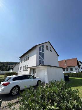 Ansicht mit Garage - 