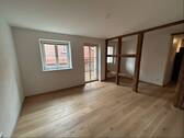 Wohnzimmer mit Tür zum Balkon - Etagenwohnung mit 110,10 m&sup2; in Dinkelsbühl zur Miete