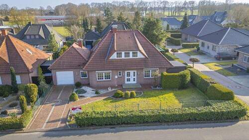 Titelbild - ebenerdiger Bungalow plus Dachgeschoss, Garage, Kaminofen und Wintergarten!