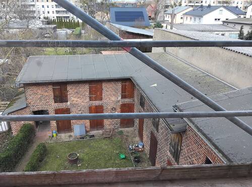 Hofansicht (Gerüst wegen Fassadengestaltung) - 5 Zimmer Etagenwohnung in Neubrandenburg