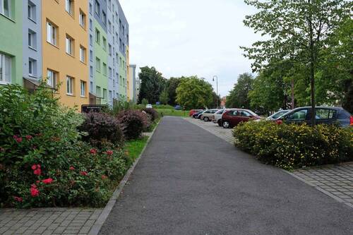 Wohnhaus + PKW-Stellplätze - 