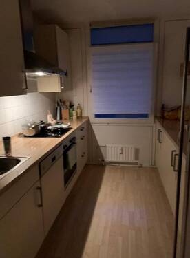 Blick in die Küche - ***TOP Gelegenheit*** Für KA o. Eigennutzer; 2 ZKB, Balkon, Keller, 1. OG, Stellplatz in saniertem MFH.
