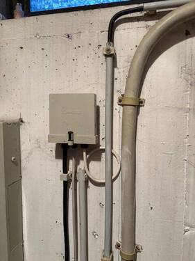 ordentliche Installation im Keller - 