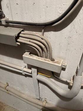 Potenzialausgleichsschiene im Keller - 