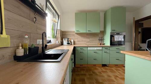 Moderne Küche mit Holzoptik EG - 