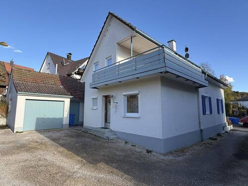 Hauansicht mit Hof - 