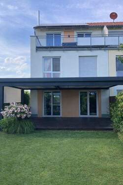 Terassenüberdachung - Reihenendhaus mit 164,00 m&sup2; in Adelsdorf zum Kaufen