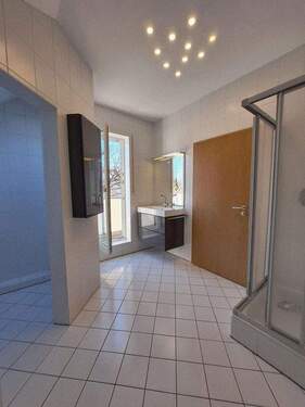 Badezimmer mit Balkon - 