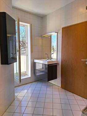 Badezimmer mit Balkon - 