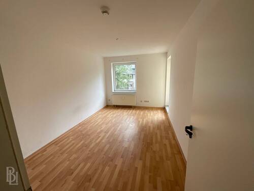 Zimmer 1 mit Balkon 1 - Einfamilienhaus in Strausberg zum Kaufen