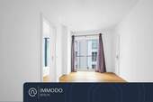 Helles Wohnzimmer mit Zugang zur Dachterrasse über die rechte Tür - ?? Stilvolle 2-Zi-Neubauwohnung in Mitte mit Loggia, 14 m² Dachterrasse & hochwertiger Ausstattung