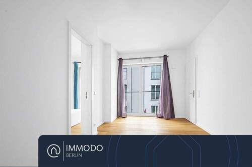 Helles Wohnzimmer mit Zugang zur Dachterrasse über die rechte Tür - ?? Stilvolle 2-Zi-Neubauwohnung in Mitte mit Loggia, 14 m² Dachterrasse & hochwertiger Ausstattung