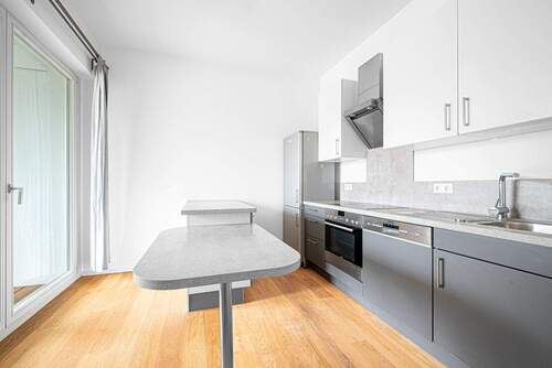 Moderne Einbauküche mit Zugang zur Loggia - Etagenwohnung mit 56,00 m² in Berlin zum Kaufen