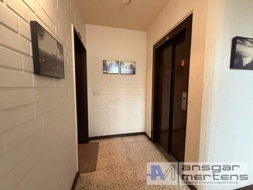 Hausflur mit Aufzug - 
