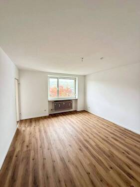 Freundliches Wohnzimmer - 2 Zimmer Etagenwohnung zur Miete in Creußen