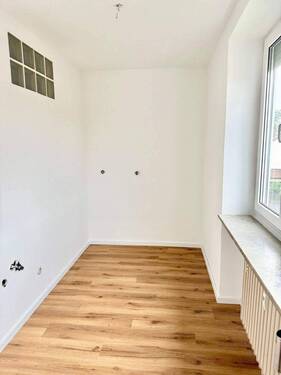 Helle Küche mit Platz für kleine Essecke - 