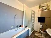 Bad mit Wanne u. Dusche EG - 