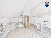 RE/MAX Immobilien DeLux Zweifamilienhaus Lebach - Steinbach Badezimmer - 