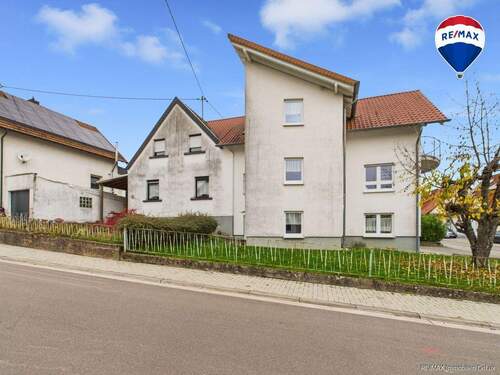 RE/MAX Immobilien DeLux Zweifamilienhaus Lebach - Steinbach - 8 Zimmer Mehrfamilienhaus, Wohnhaus in Lebach / Steinbach