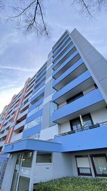 hausansicht-januar-2026.jpeg - Helle 3-Zi. Wohnung mit 3 Balkone und Aufzug - Nähe Siebentischwald