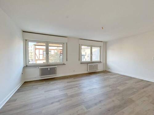 Wohnzimmer - Sanierte 3-Zimmerwohnung mit Einbauküche mitten in der Innenstadt