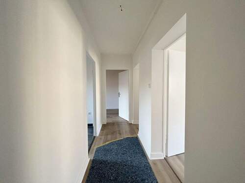 Flur - Etagenwohnung mit 70,00 m&sup2; in Hofheim zur Miete