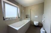 1.OG Bad mit Badewanne und WC - 