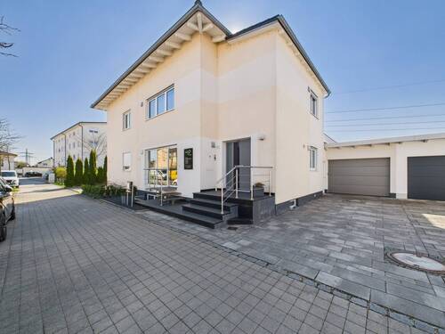 Vorderansicht - 8 Zimmer Doppelhaushälfte in Landshut