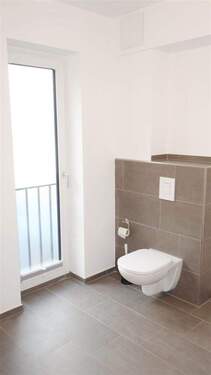 Modernes Duschbad / Fenster - 