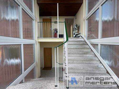 Treppenhaus mit Lifter vor die Türe - 2 Zimmer Etagenwohnung zum Kaufen in Mönchengladbach