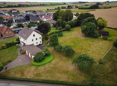 Haus u. Grundstück - 