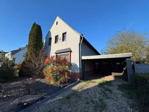 Vorderansicht mit Carport - 