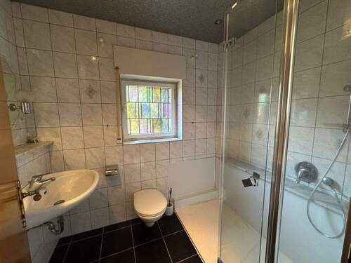 Badezimmer Vorderhaus - 6 Zimmer Einfamilienhaus zum Kaufen in Korschenbroich