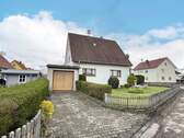 Wohnhaus mit Garage - 