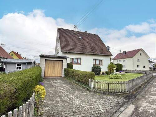 Wohnhaus mit Garage - 