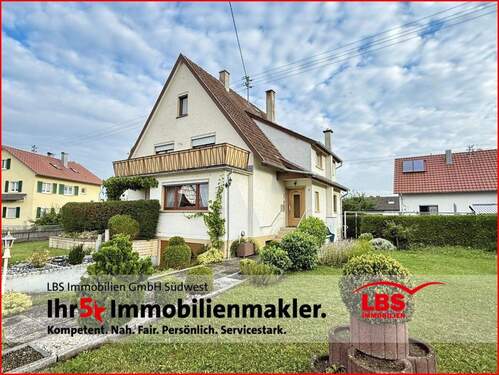 Ansicht mit 1 Garage und Eingang - Einfamilienhaus mit ELW, Nahwärmeheizung und 2 Garagen in guter Lage